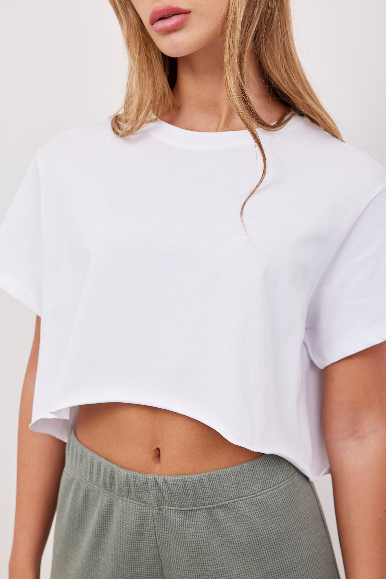 חולצת קרופ קצרה בסיומת פרומה - ITAY BRANDS