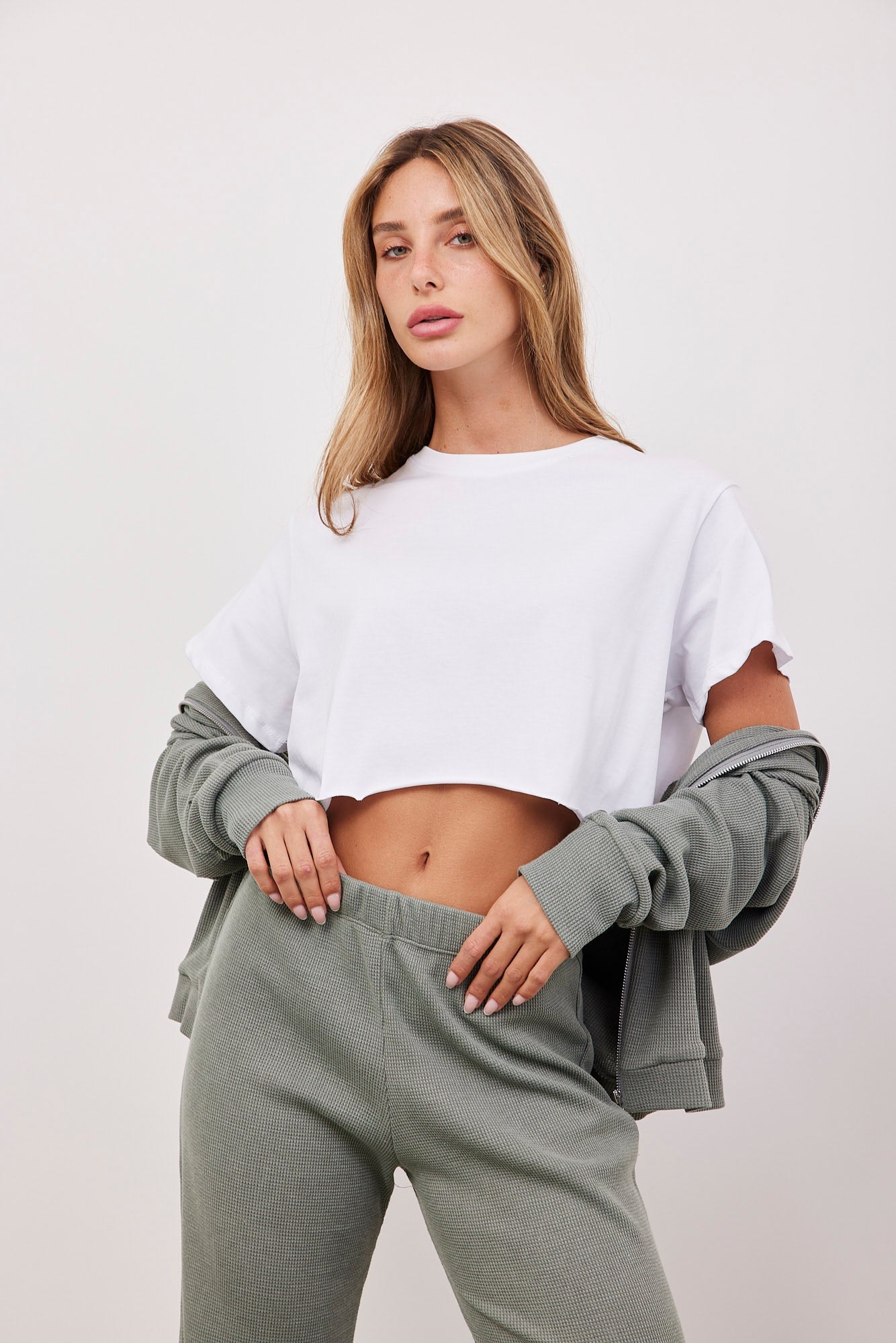 חולצת קרופ קצרה בסיומת פרומה - ITAY BRANDS