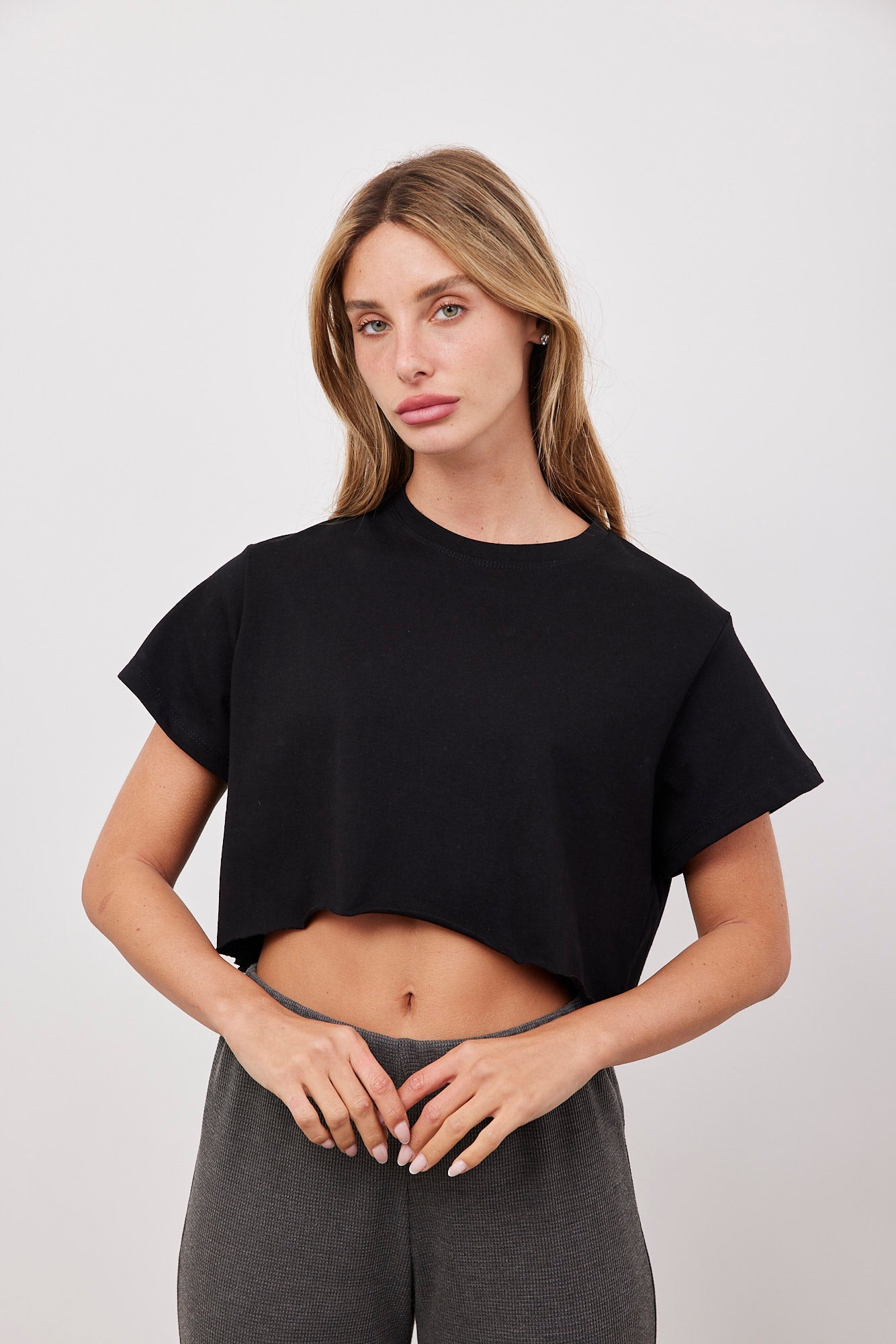 חולצת קרופ קצרה בסיומת פרומה - ITAY BRANDS