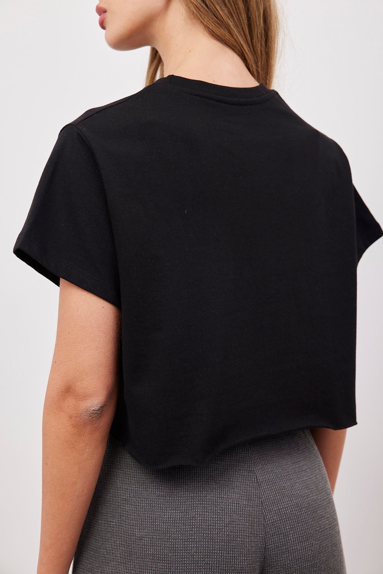 חולצת קרופ קצרה בסיומת פרומה - ITAY BRANDS