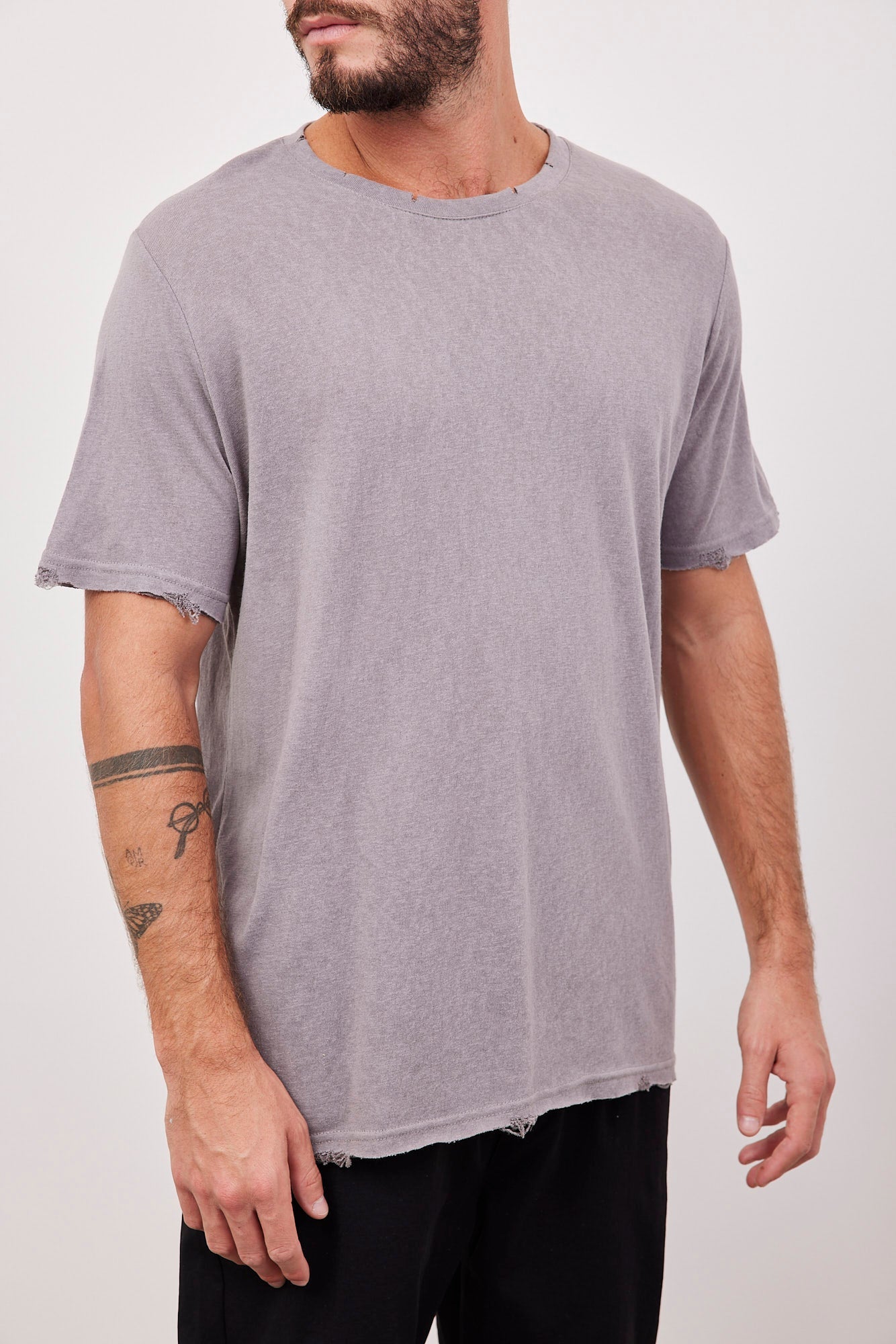 חולצה קצרה בגימור קרעים - ITAY BRANDS