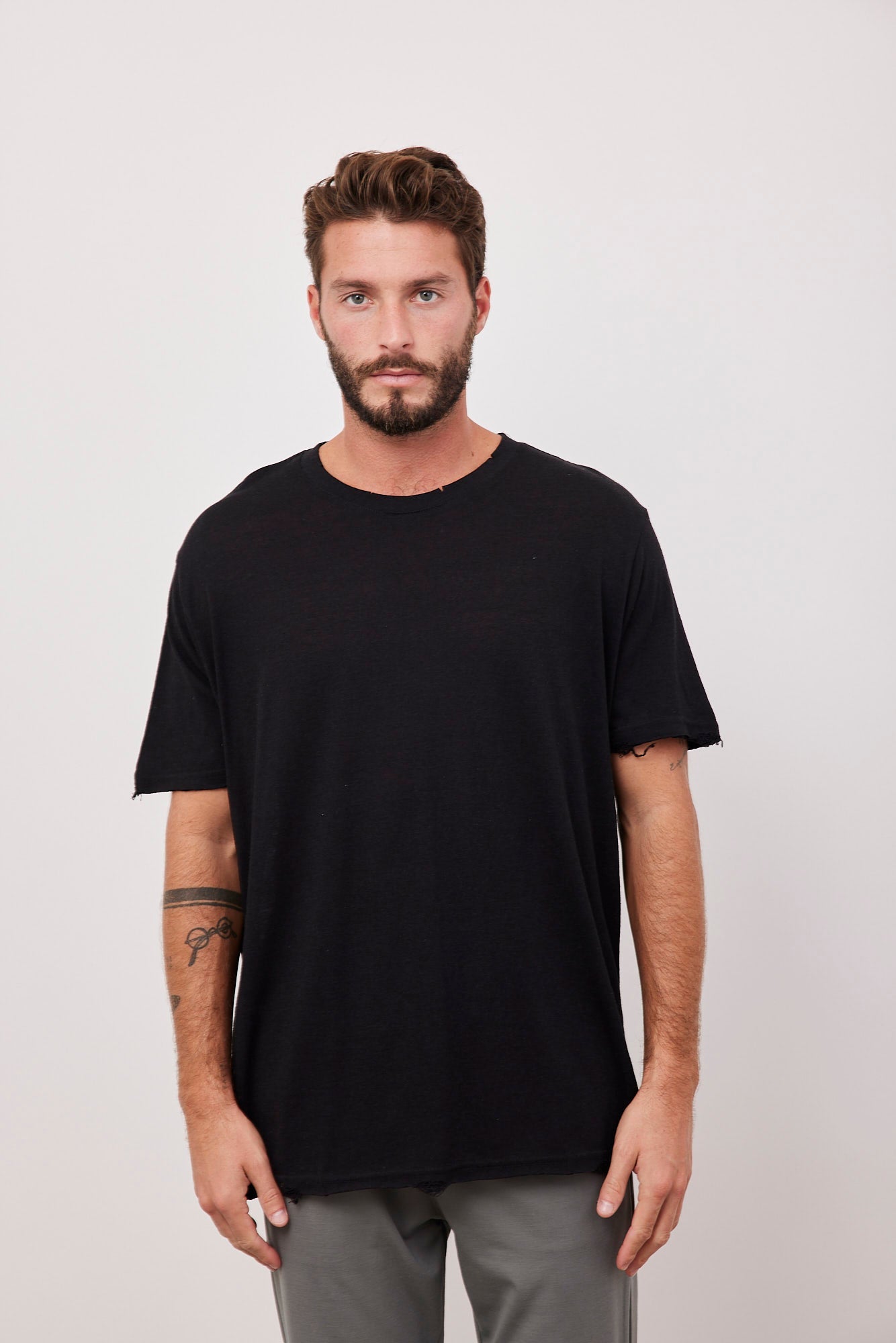 חולצה קצרה בגימור קרעים - ITAY BRANDS