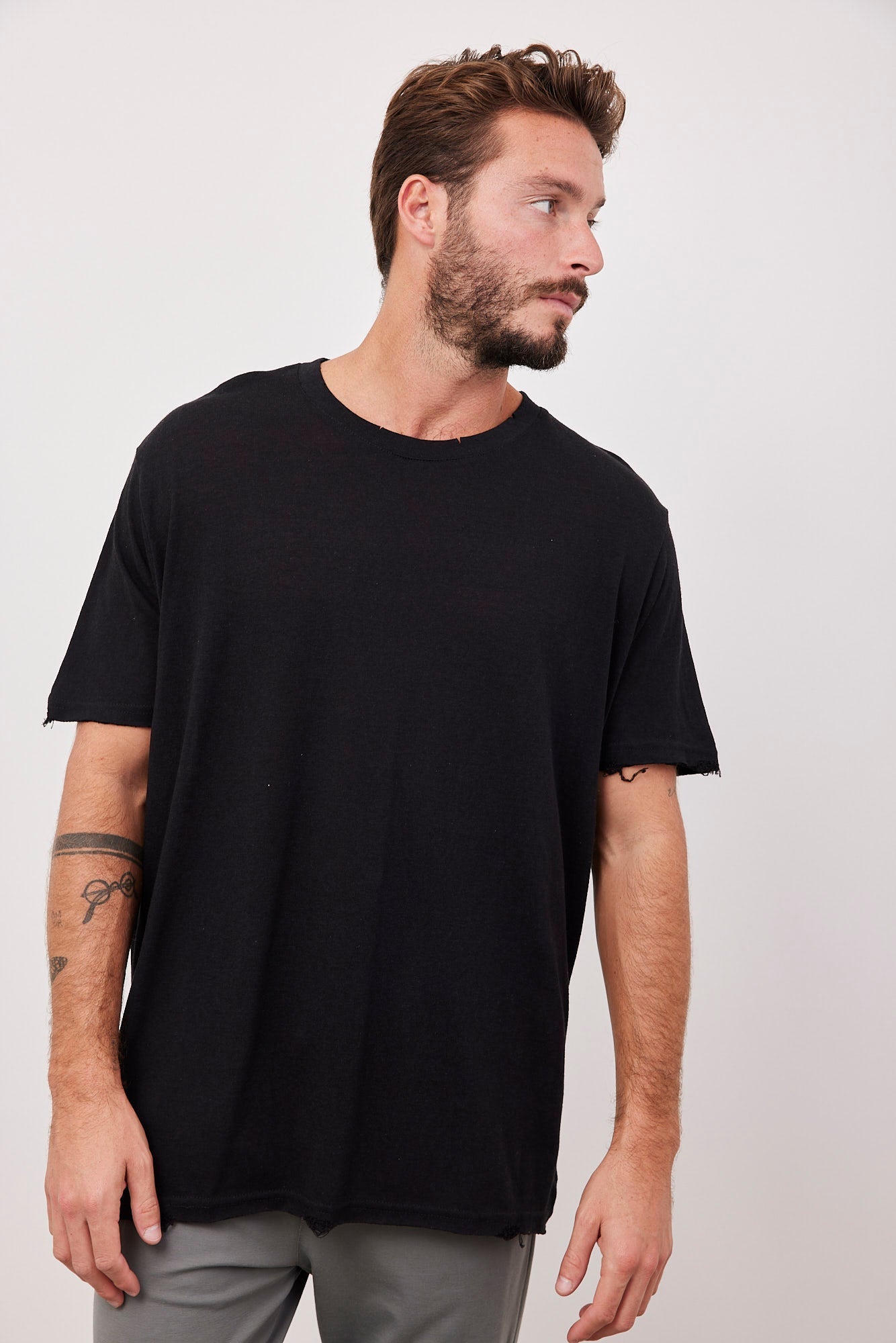 חולצה קצרה בגימור קרעים - ITAY BRANDS