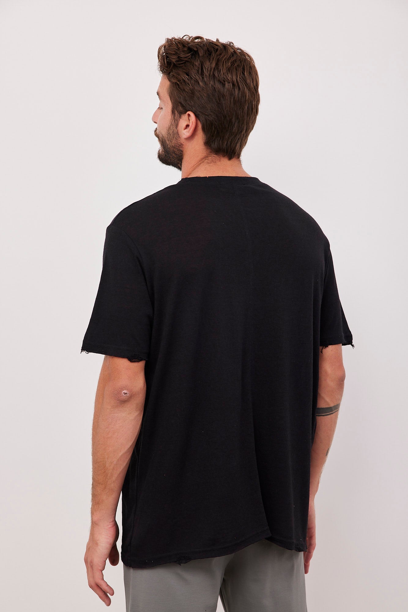 חולצה קצרה בגימור קרעים - ITAY BRANDS