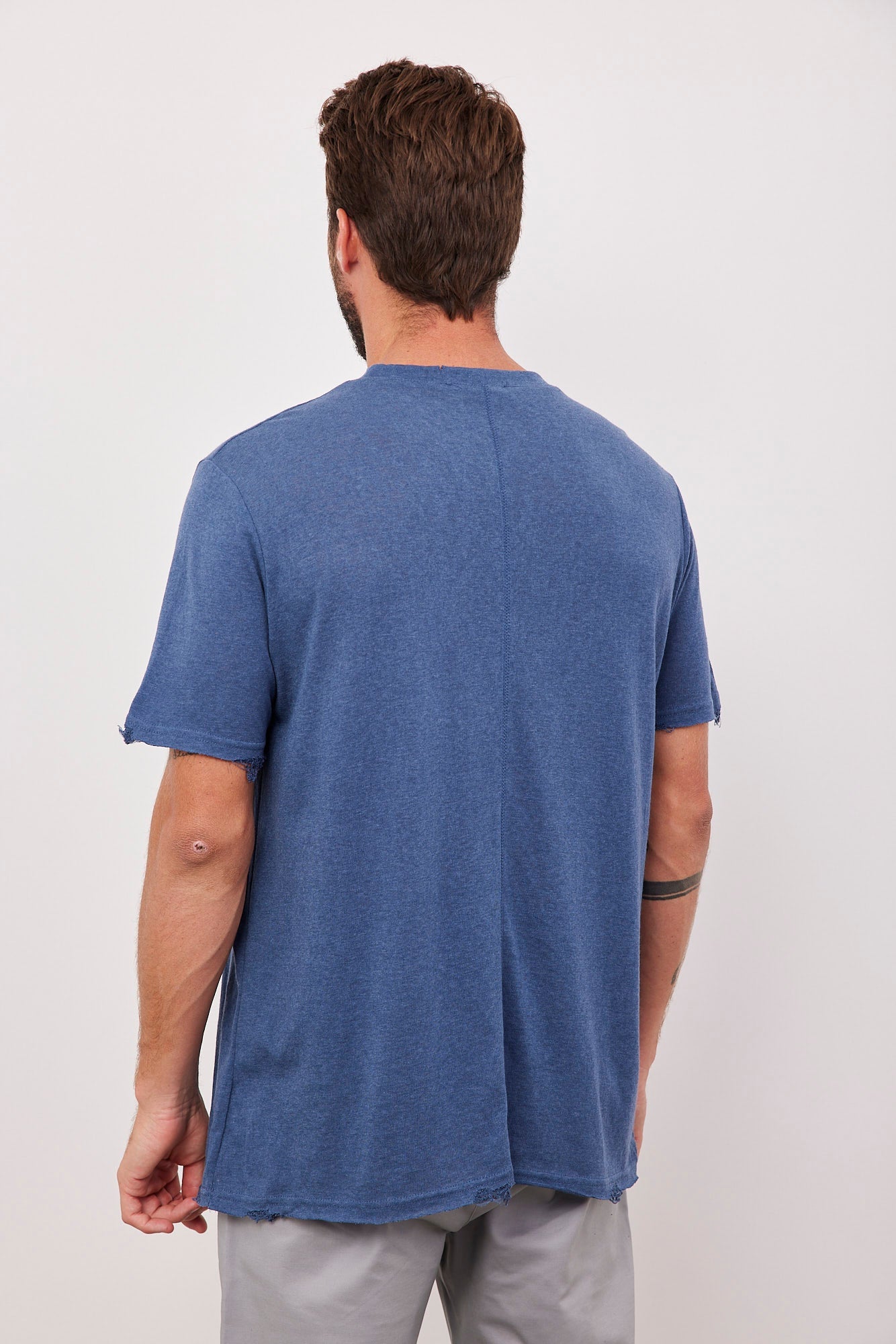 חולצה קצרה בגימור קרעים - ITAY BRANDS