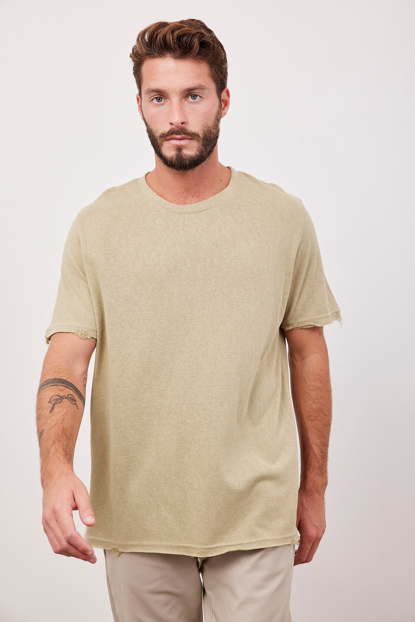 חולצה קצרה בגימור קרעים - ITAY BRANDS