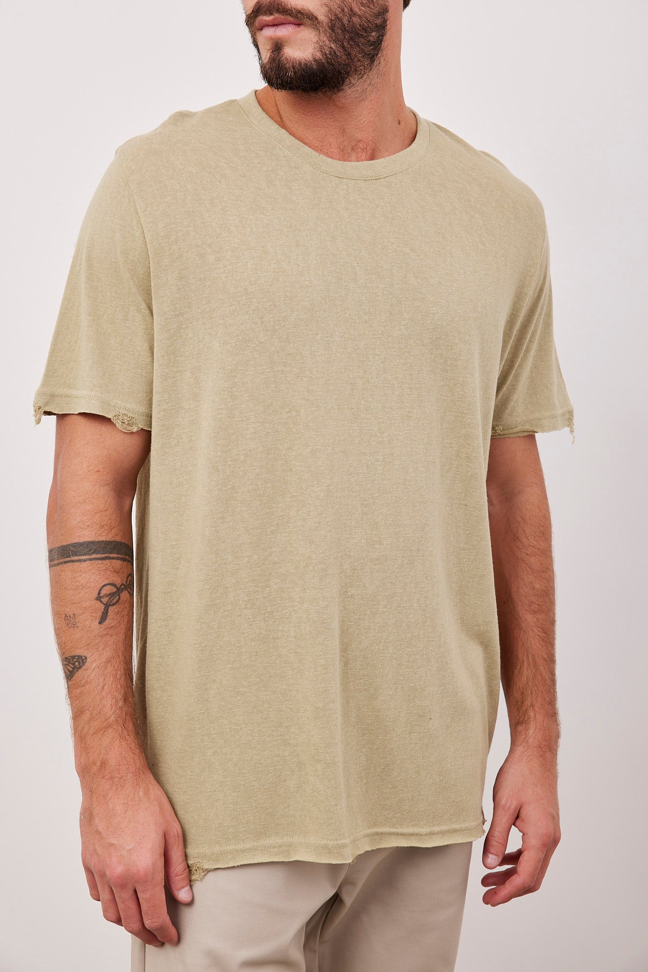 חולצה קצרה בגימור קרעים - ITAY BRANDS