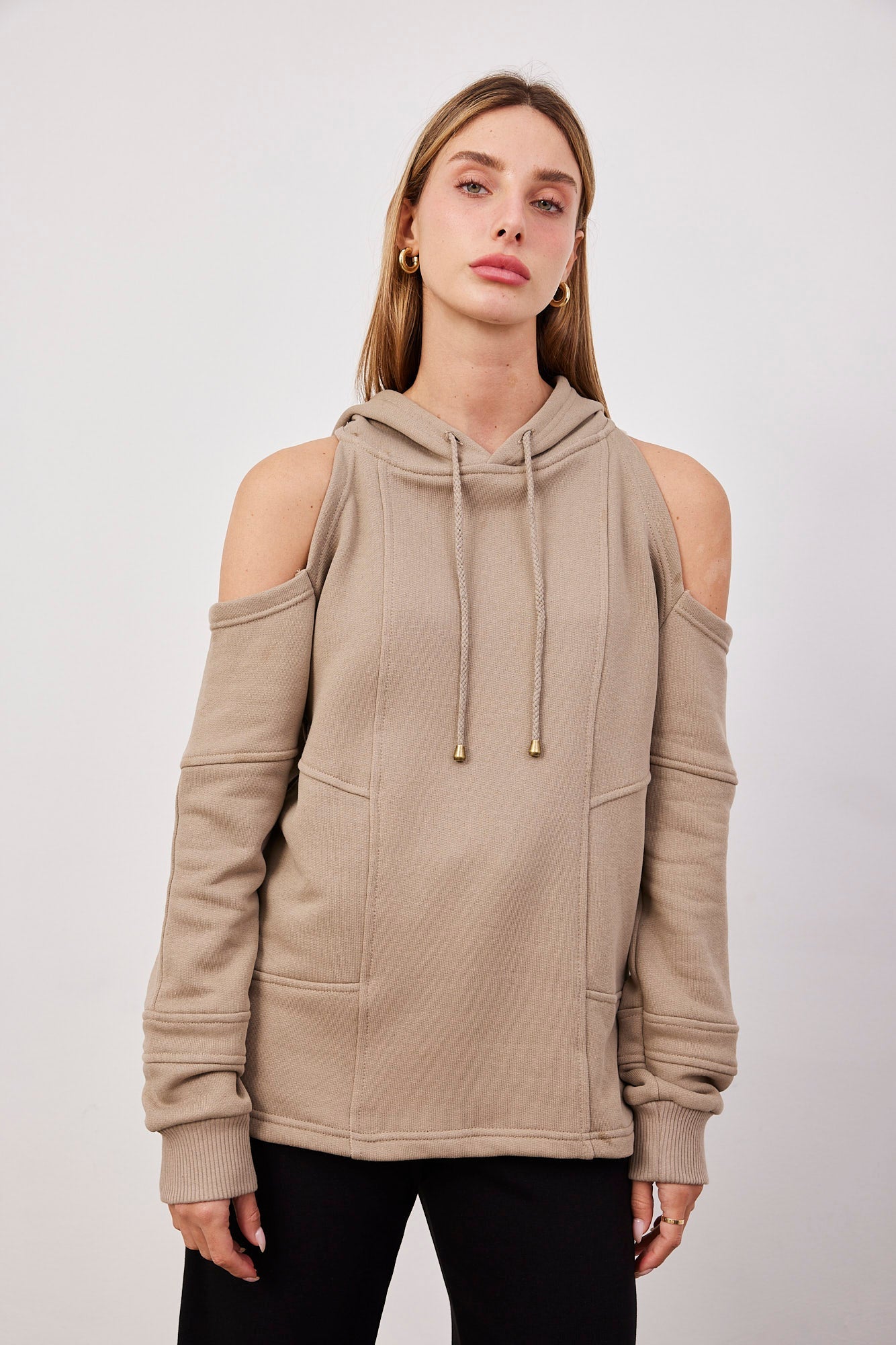 סווטשרט עם פתחים בכתפיים - ITAY BRANDS