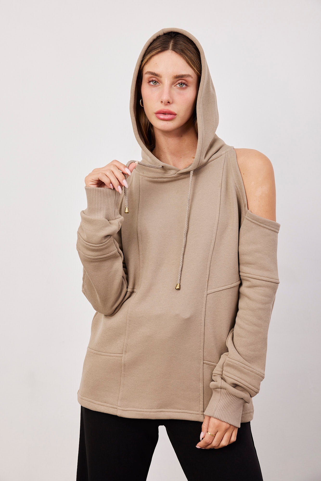 סווטשרט עם פתחים בכתפיים - ITAY BRANDS