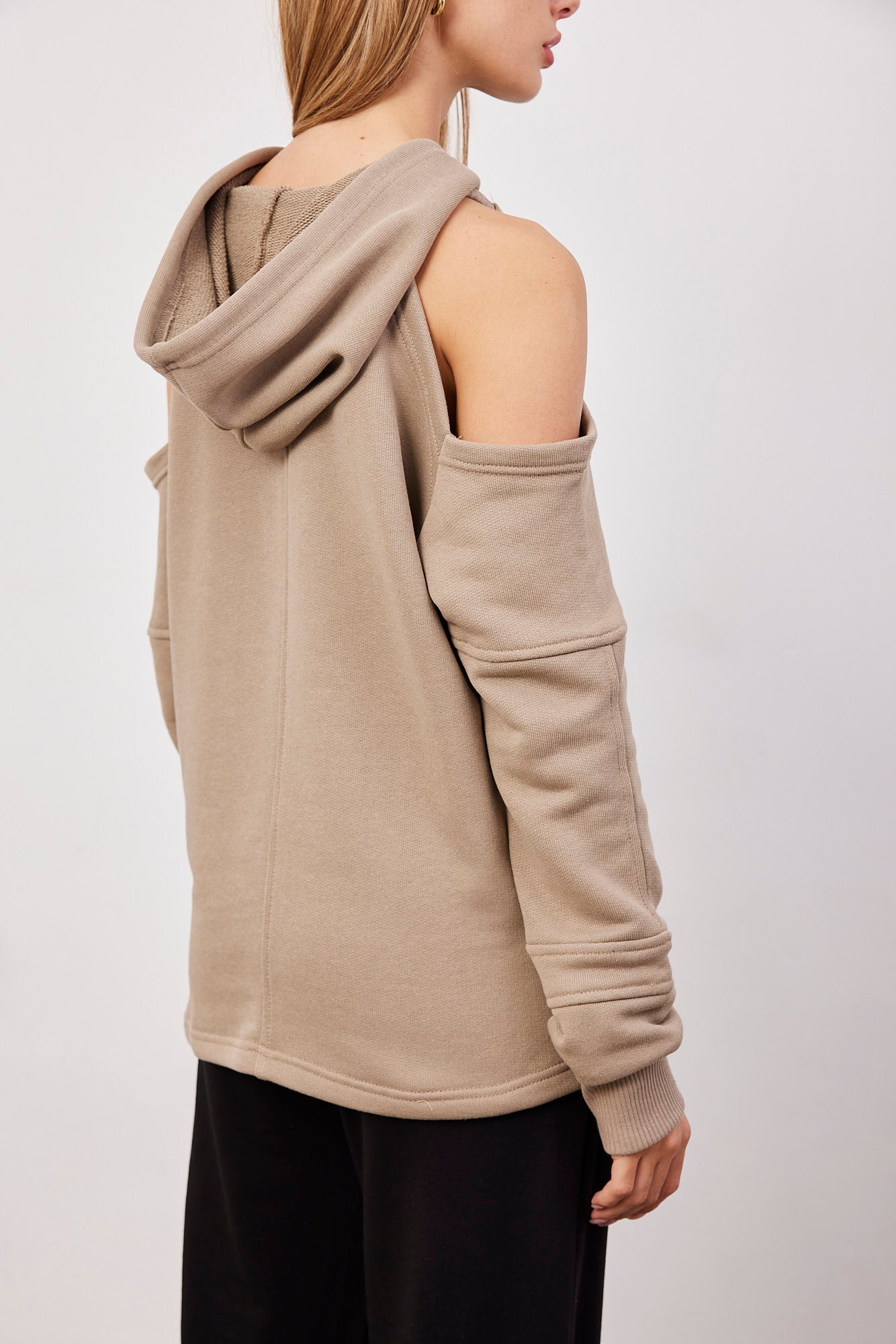 סווטשרט עם פתחים בכתפיים - ITAY BRANDS