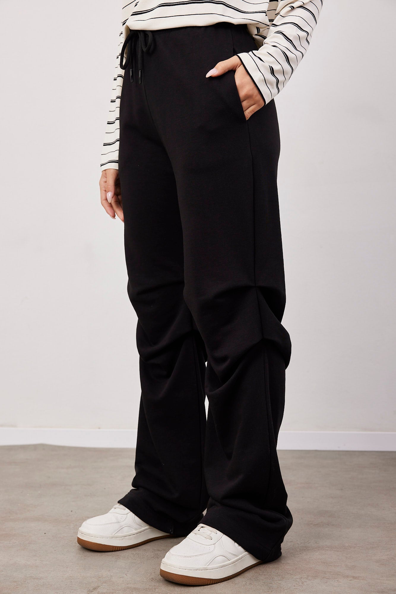 מכנסי טרנינג עם כיווצים - ITAY BRANDS