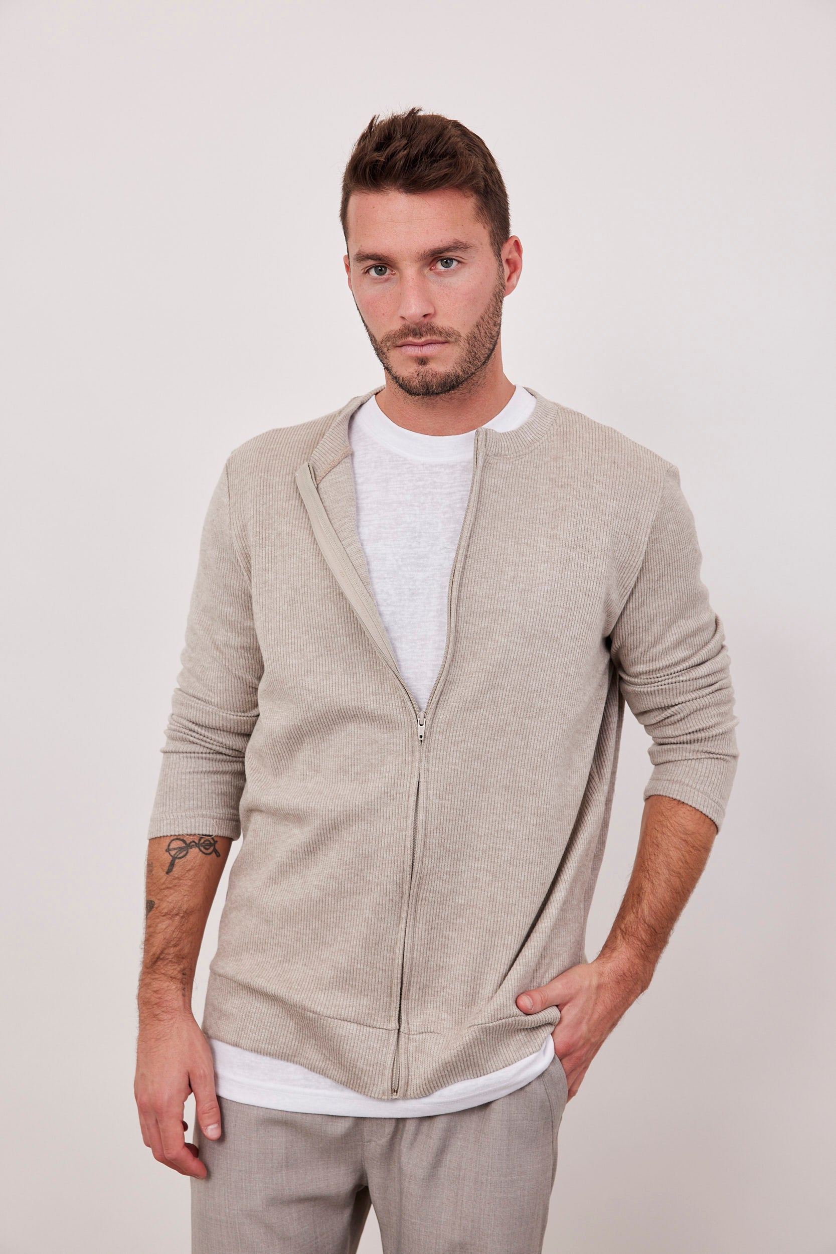 סריג קרדיגן בשילוב רוכסן