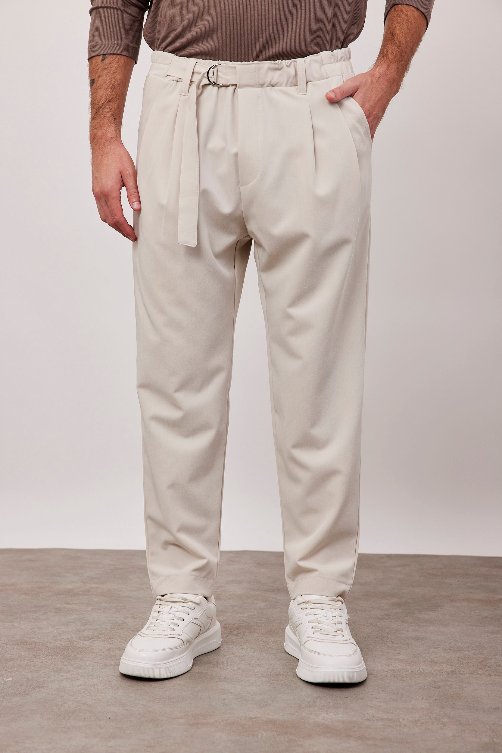 מכנסיים מחוייטים עם קפלים