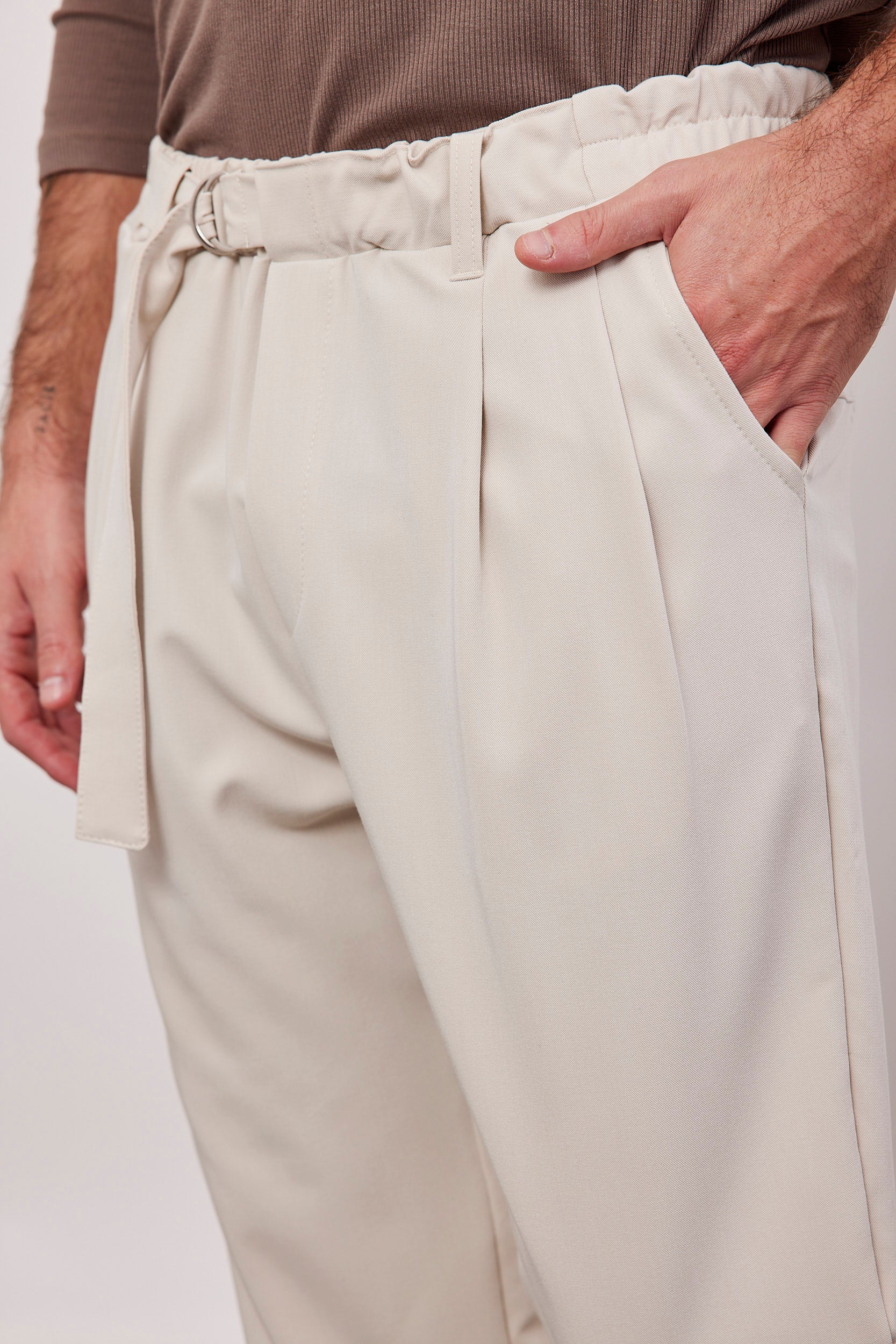 מכנסיים מחוייטים עם קפלים