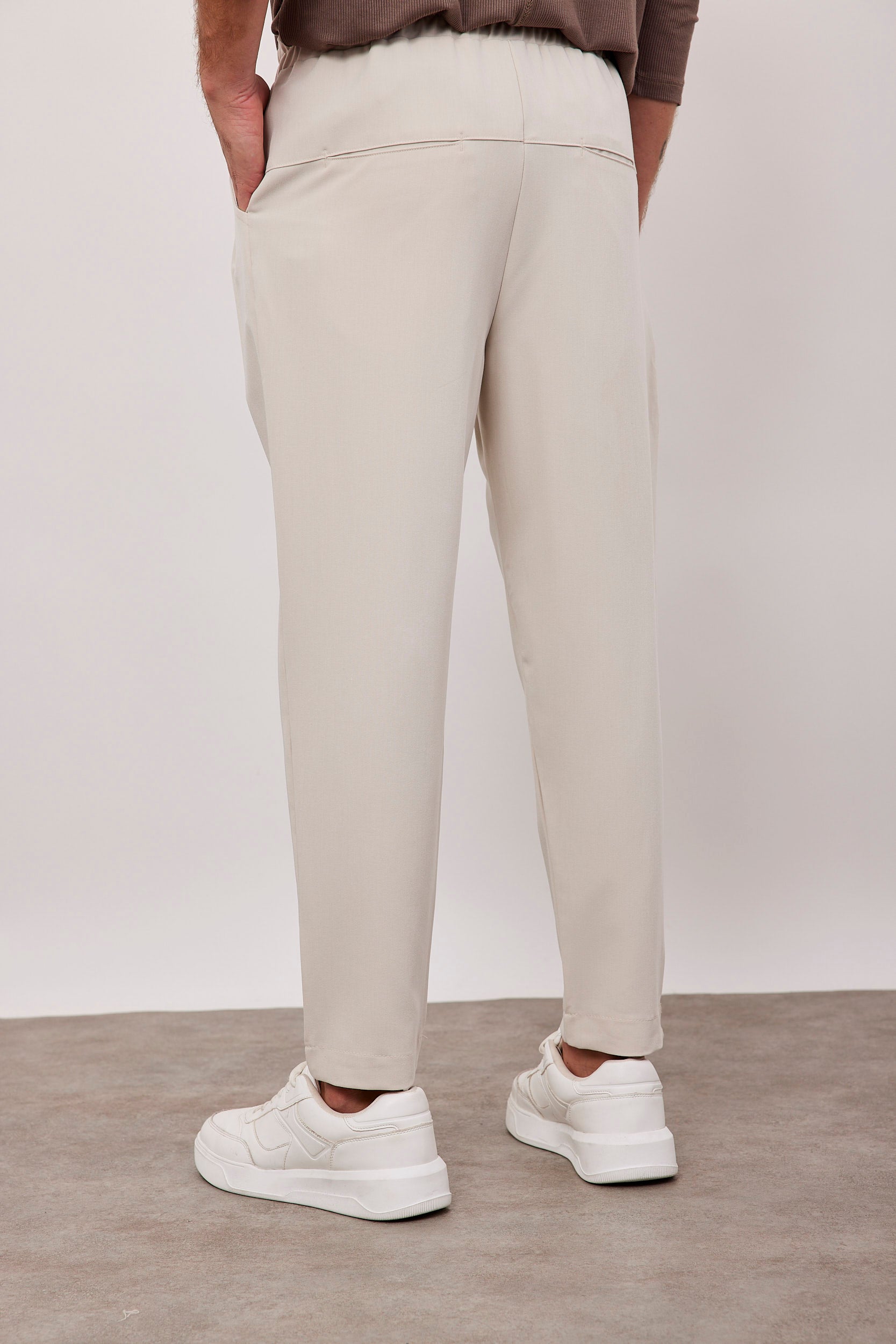 מכנסיים מחוייטים עם קפלים