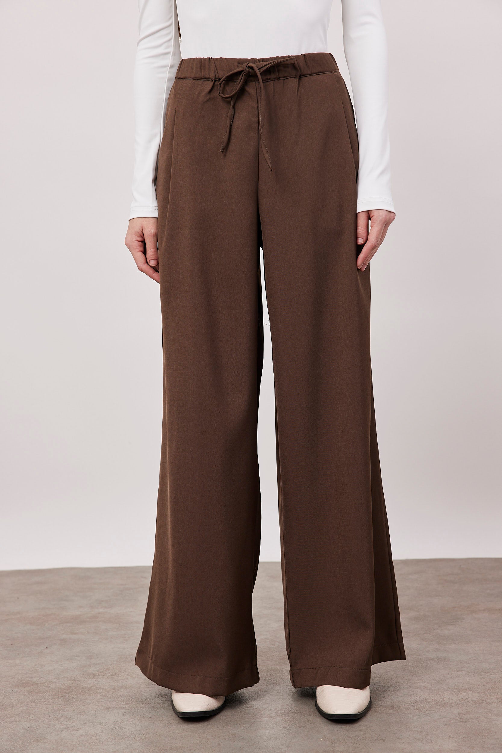 מכנס מחוייט מתרחב עם קשירה