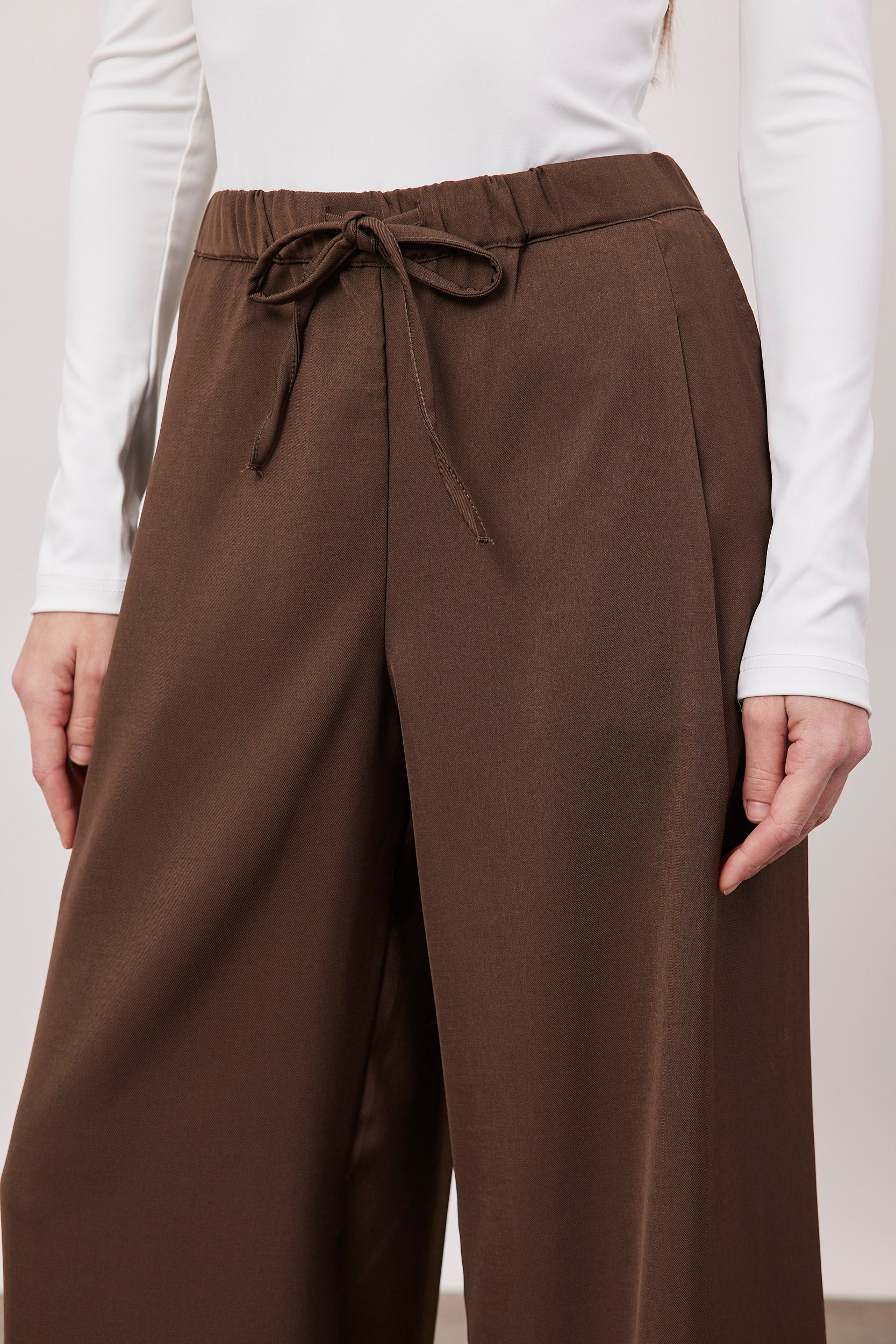 מכנס מחוייט מתרחב עם קשירה