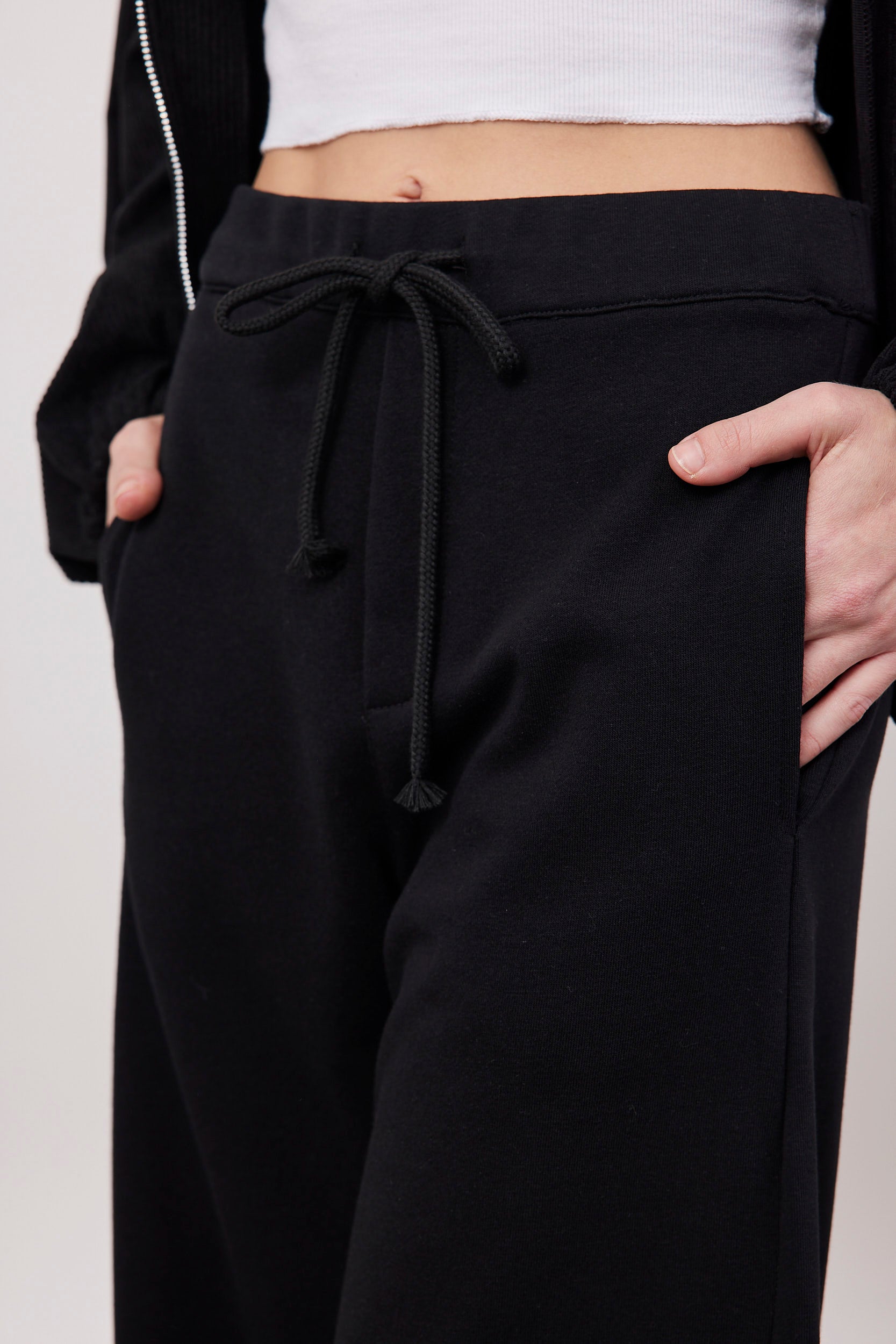 מכנסי טרנינג מתרחבים