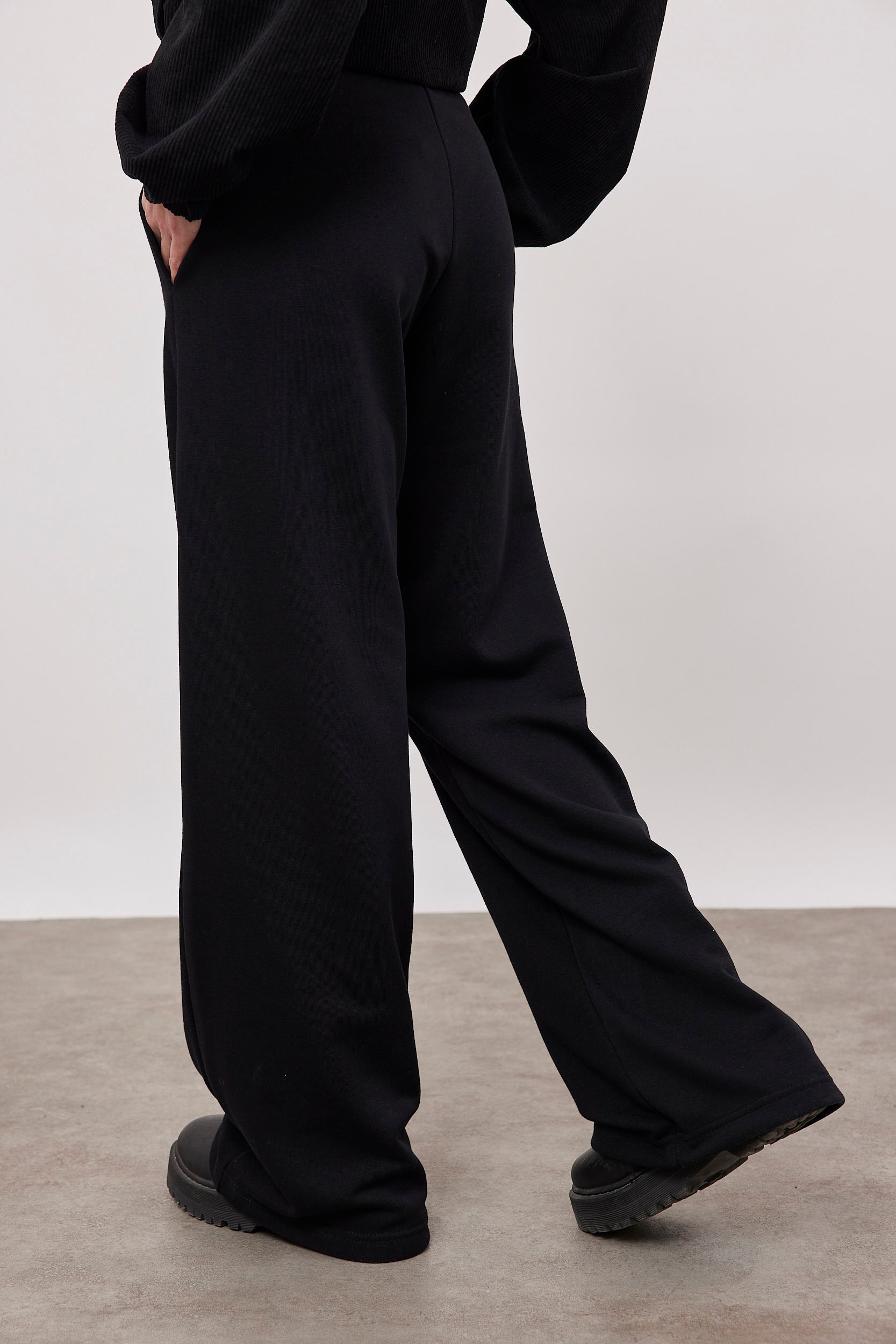 מכנסי טרנינג מתרחבים