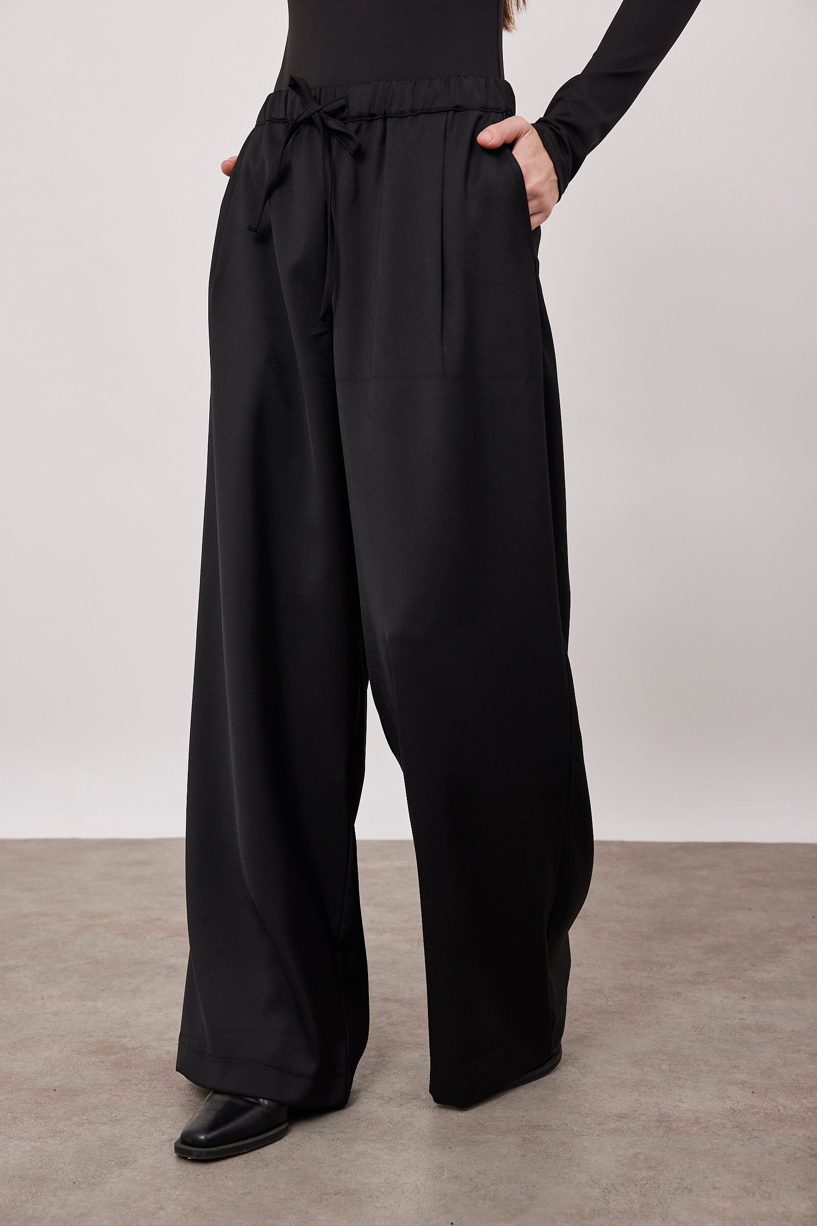 מכנס מחוייט מתרחב עם קשירה