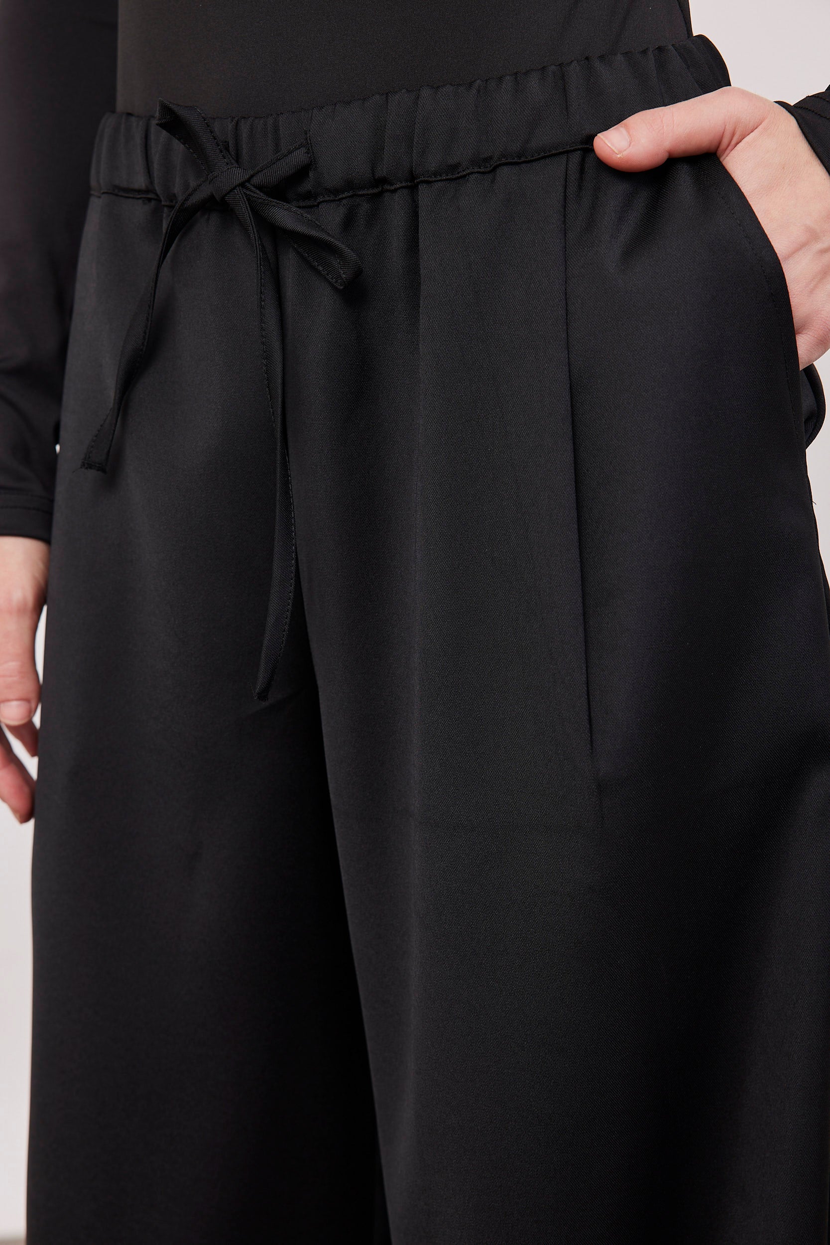 מכנס מחוייט מתרחב עם קשירה