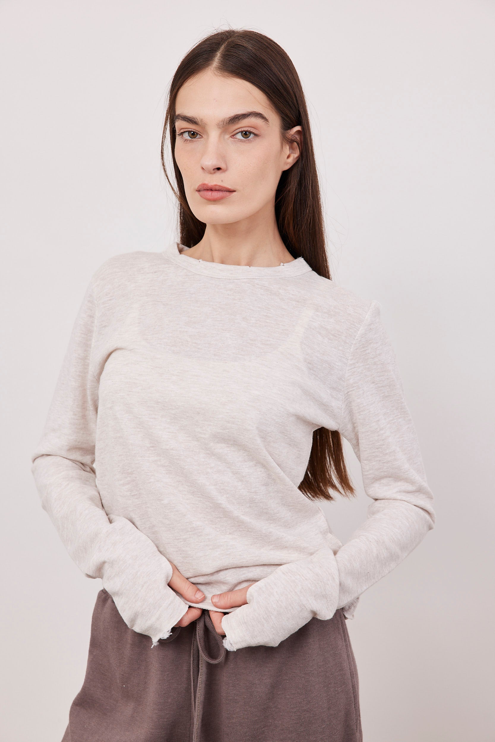 חולצה ארוכה בסיומת פרומה עם שרוול כפפה