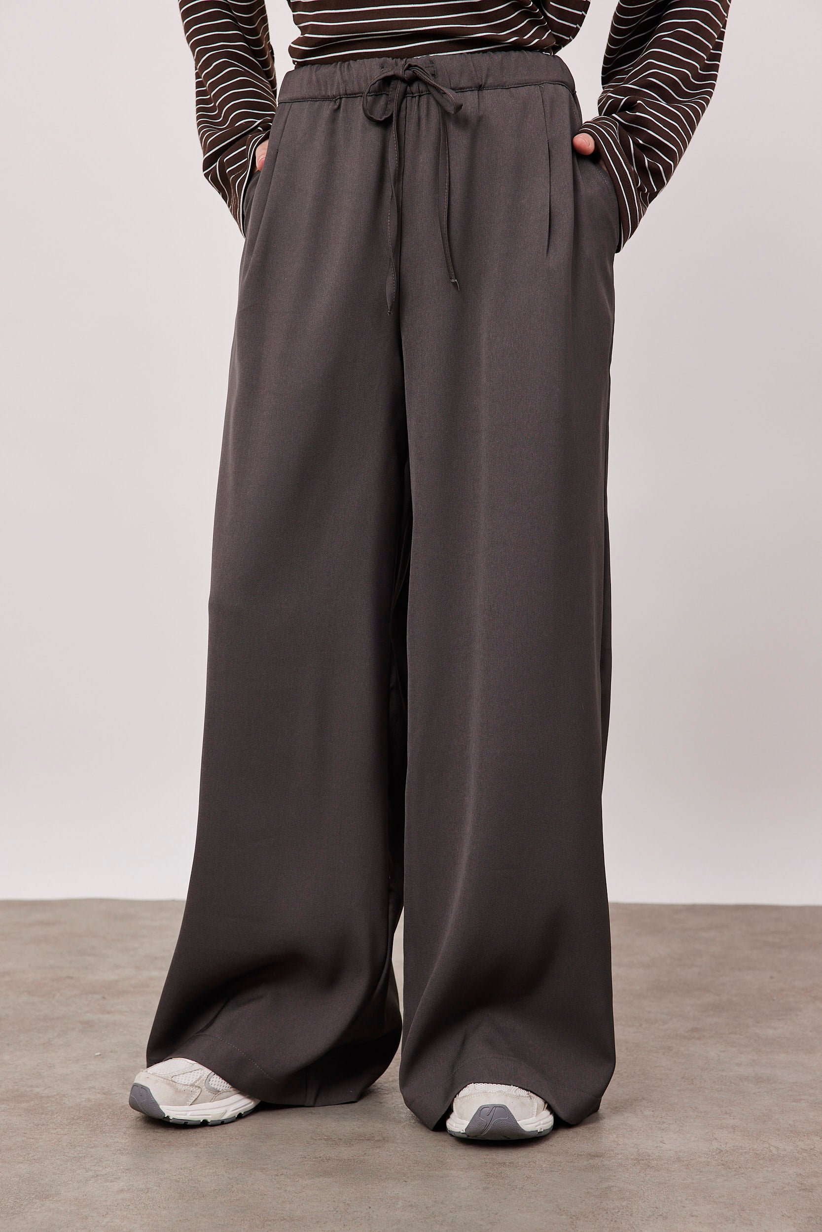 מכנס מחוייט מתרחב עם קשירה