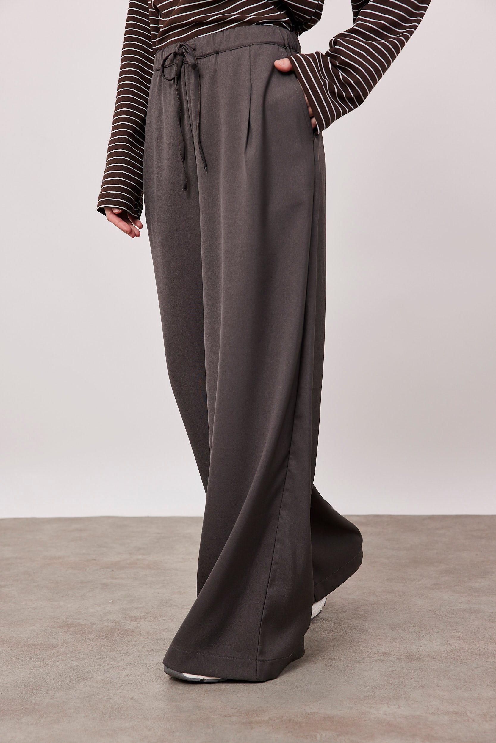 מכנס מחוייט מתרחב עם קשירה