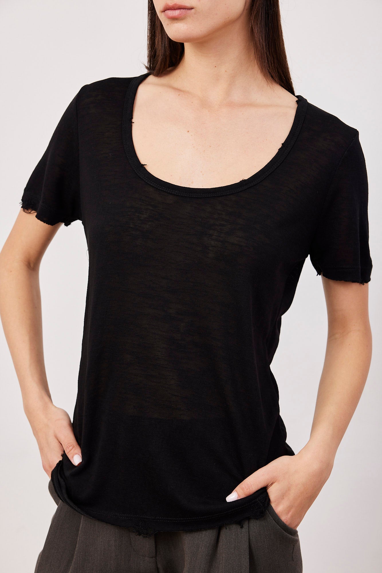 טי-שרט קרעים עם מחשוף עגול - ITAY BRANDS