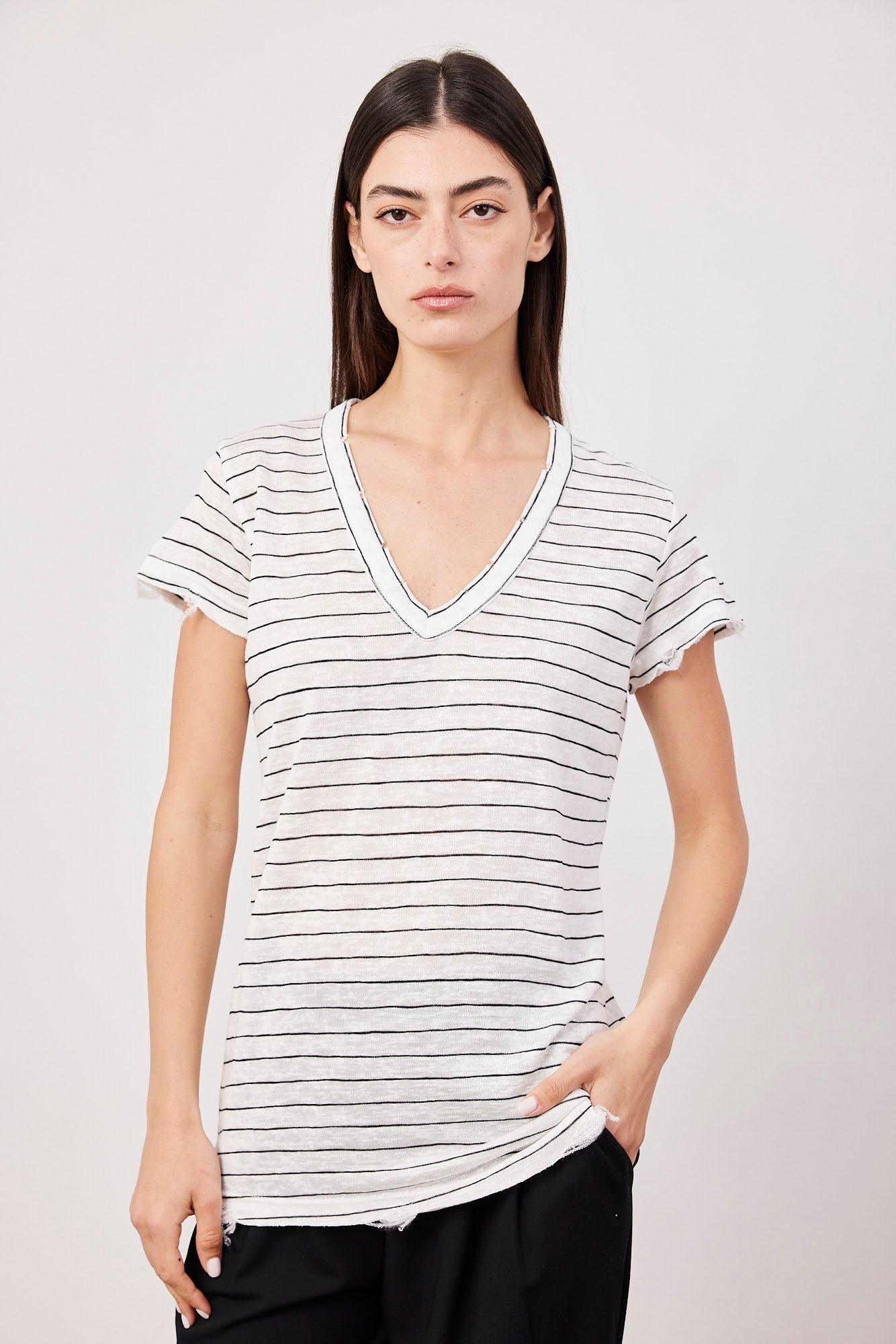 טי-שרט וי פסים עם קרעים - ITAY BRANDS