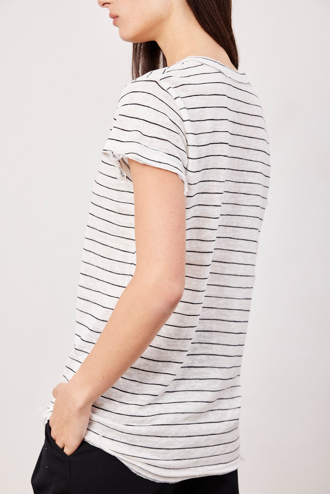 טי-שרט וי פסים עם קרעים - ITAY BRANDS