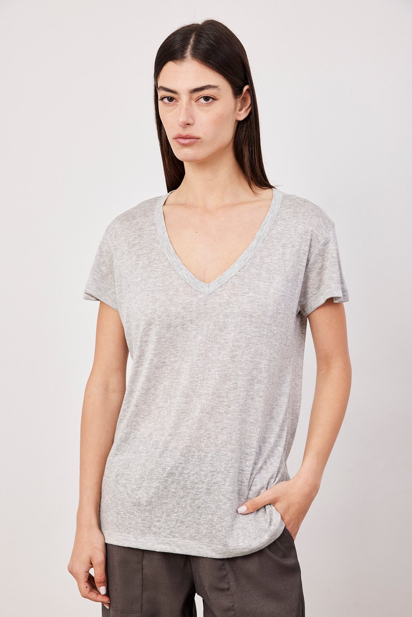 טי-שרט וי מבד שקפקף - ITAY BRANDS