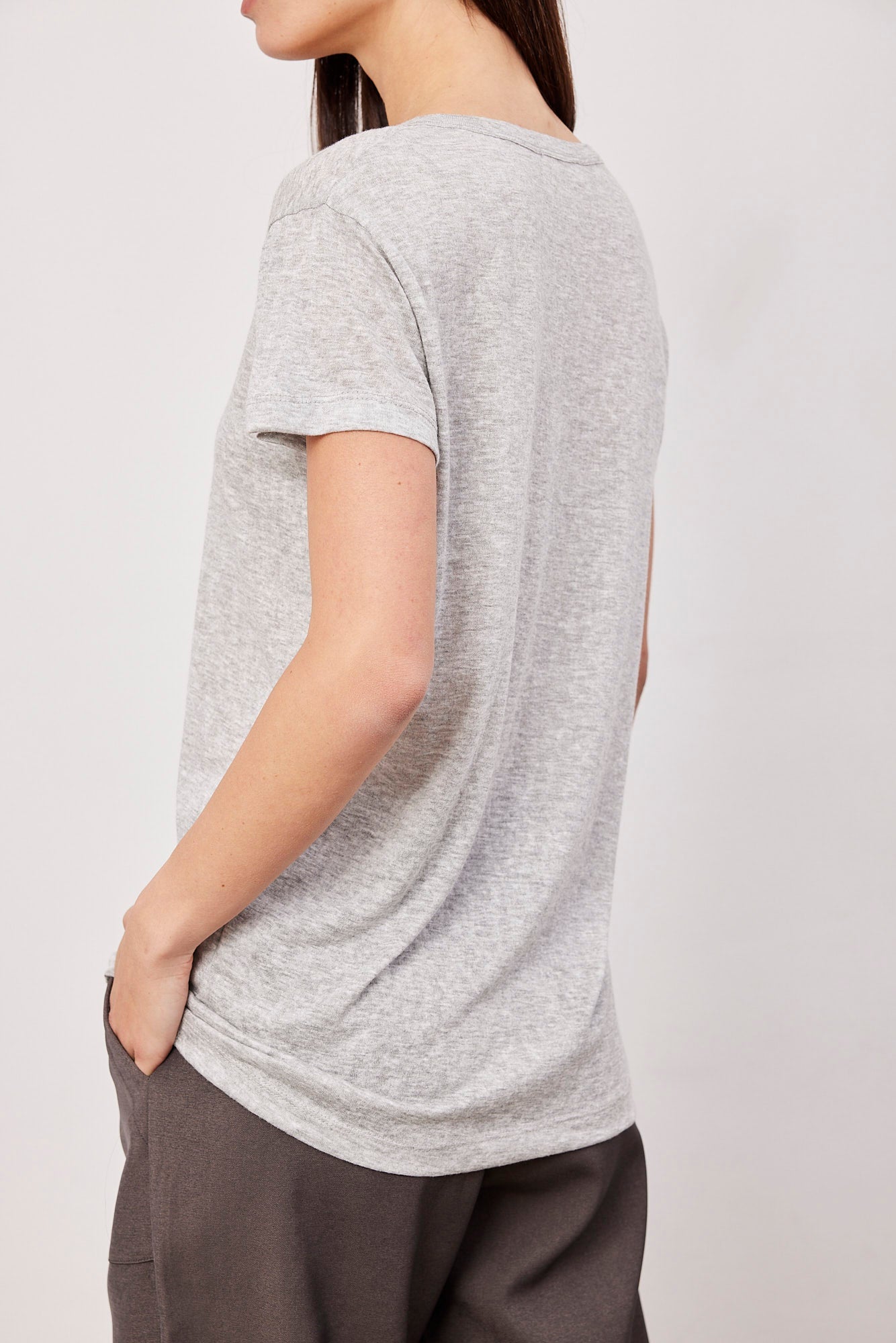 טי-שרט וי מבד שקפקף - ITAY BRANDS