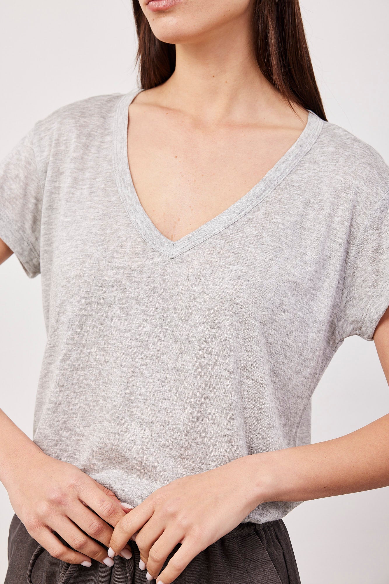 טי-שרט וי מבד שקפקף - ITAY BRANDS