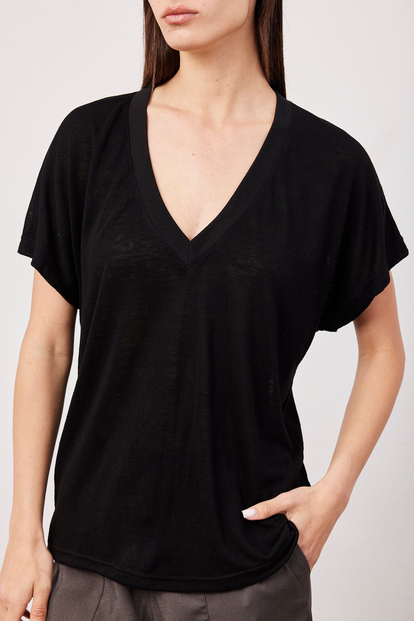 טי-שרט וי עם שרוולים רחבים - ITAY BRANDS