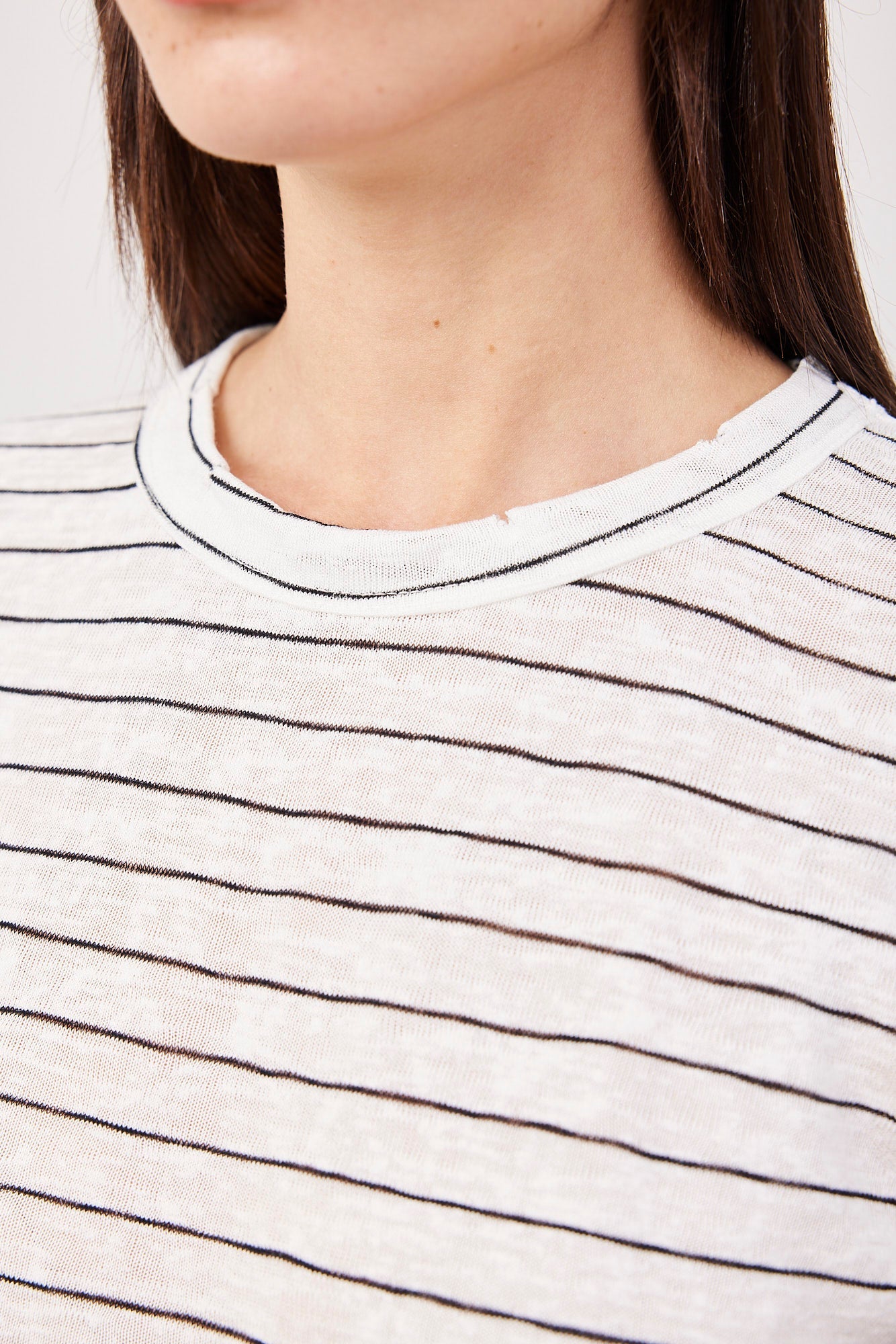 טי-שרט פסים במראה פשתן עם קרעים - ITAY BRANDS