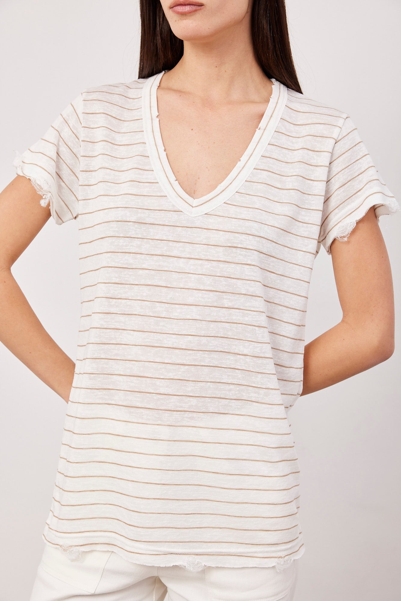 טי-שרט וי פסים עם קרעים - ITAY BRANDS