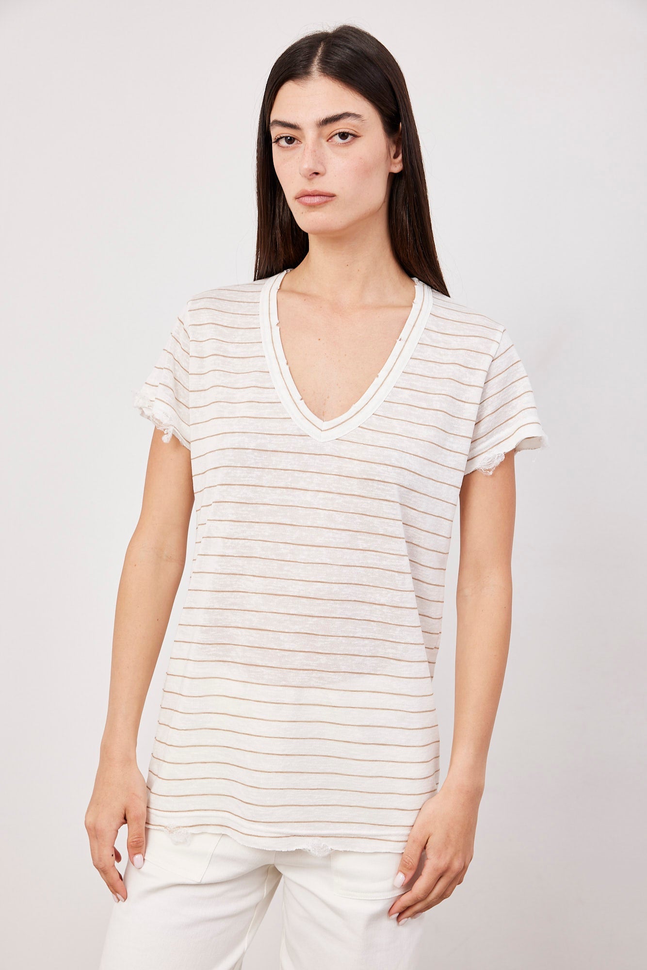 טי-שרט וי פסים עם קרעים - ITAY BRANDS