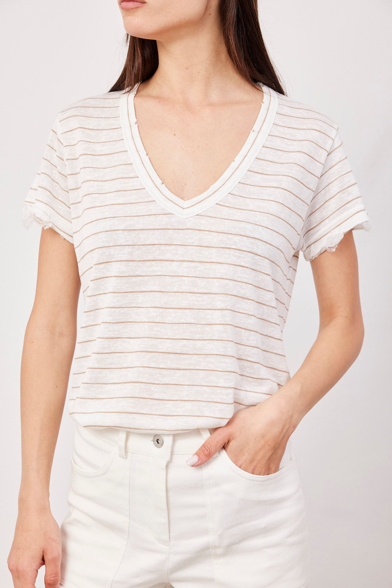 טי-שרט וי פסים עם קרעים - ITAY BRANDS