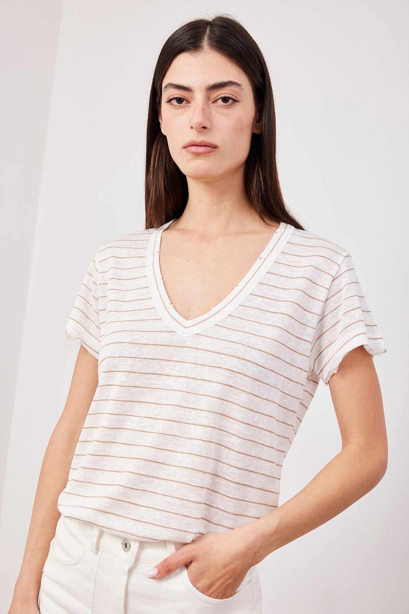 טי-שרט וי פסים עם קרעים - ITAY BRANDS