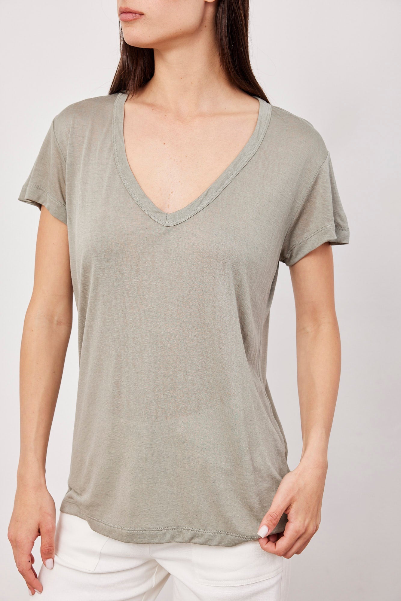 טי-שרט וי מבד שקפקף - ITAY BRANDS