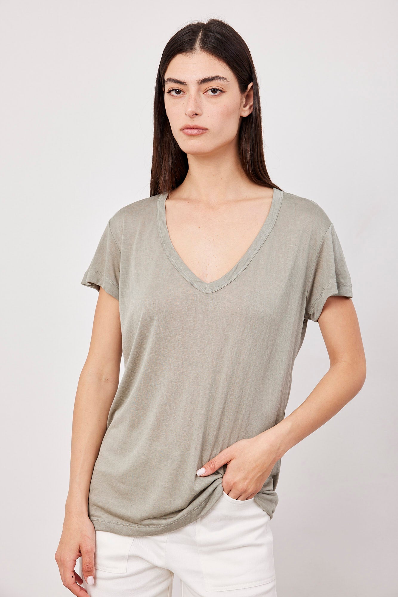 טי-שרט וי מבד שקפקף - ITAY BRANDS