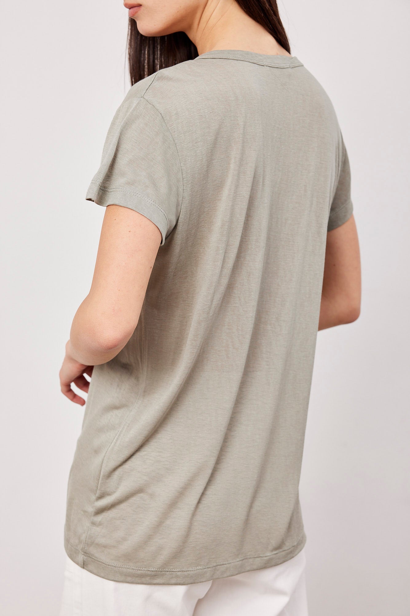 טי-שרט וי מבד שקפקף - ITAY BRANDS