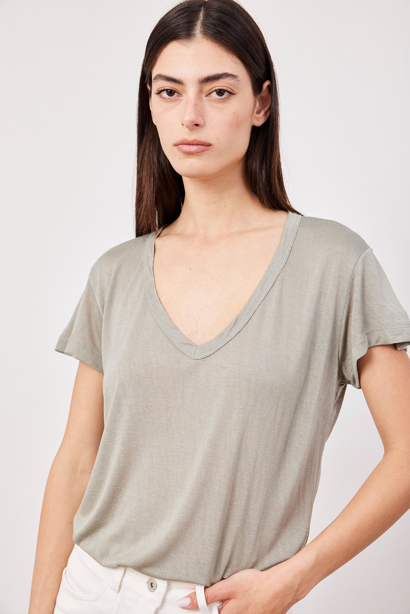 טי-שרט וי מבד שקפקף - ITAY BRANDS