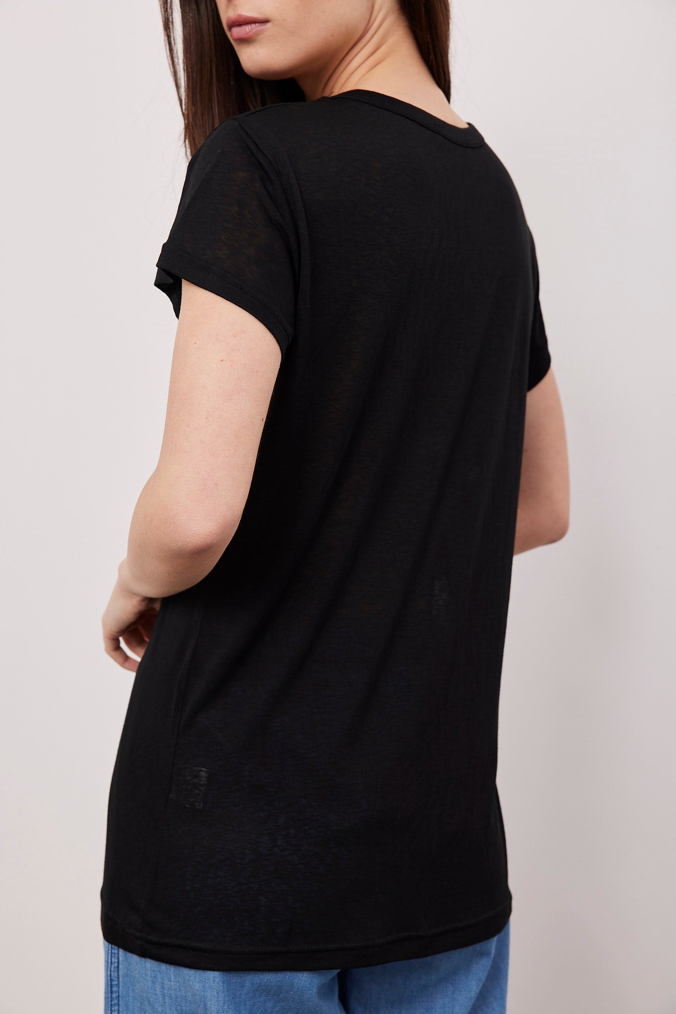 טי-שרט וי מבד שקפקף - ITAY BRANDS