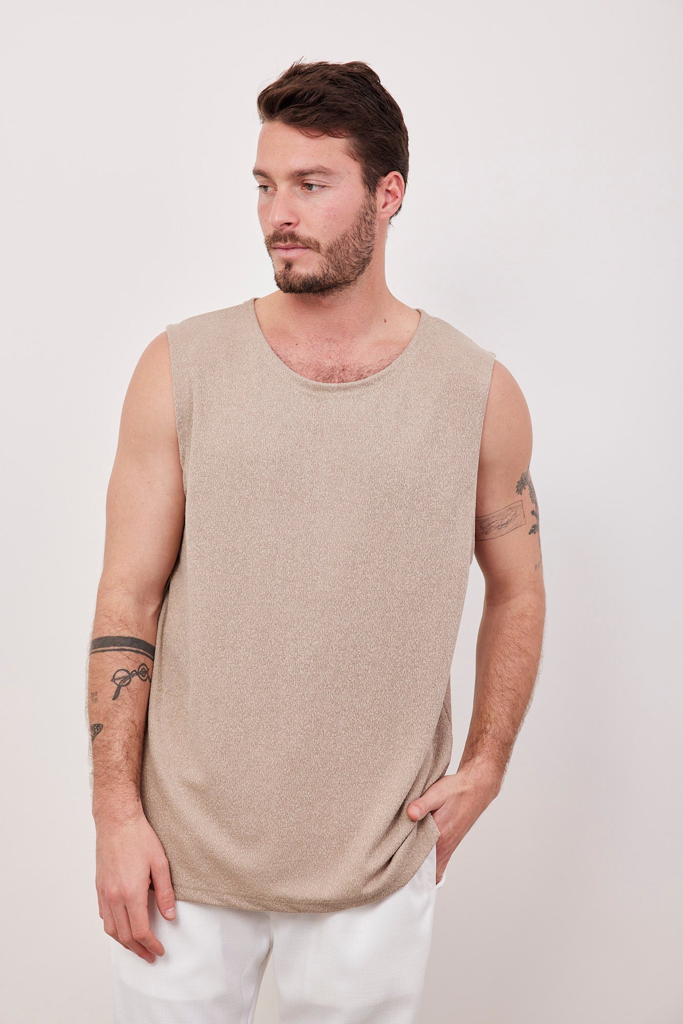 גופייה בטקסטורה עם כתפיות רחבו