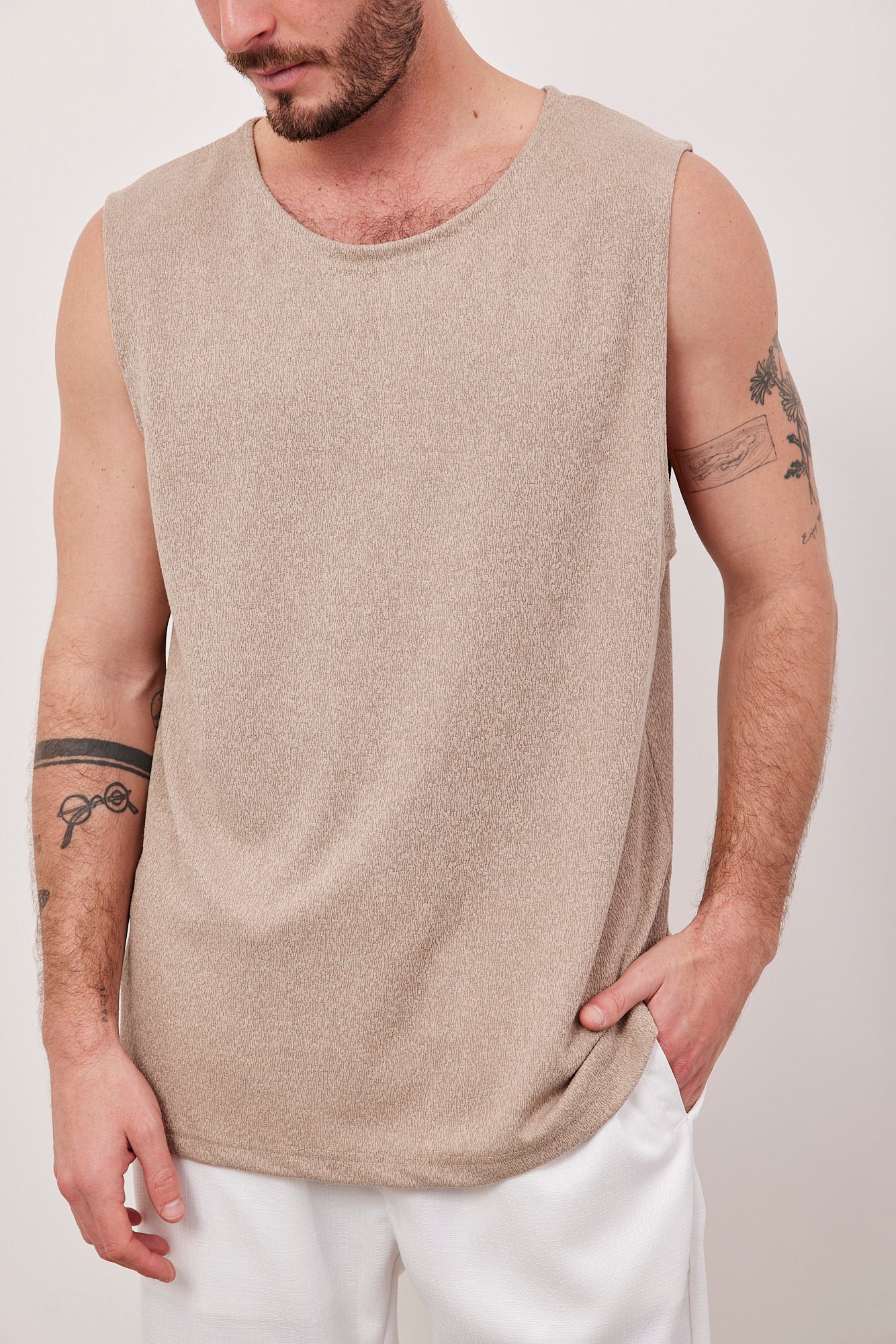 גופייה בטקסטורה עם כתפיות רחבו