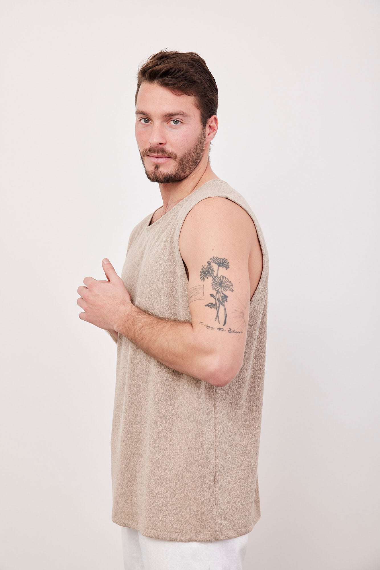 גופייה בטקסטורה עם כתפיות רחבו