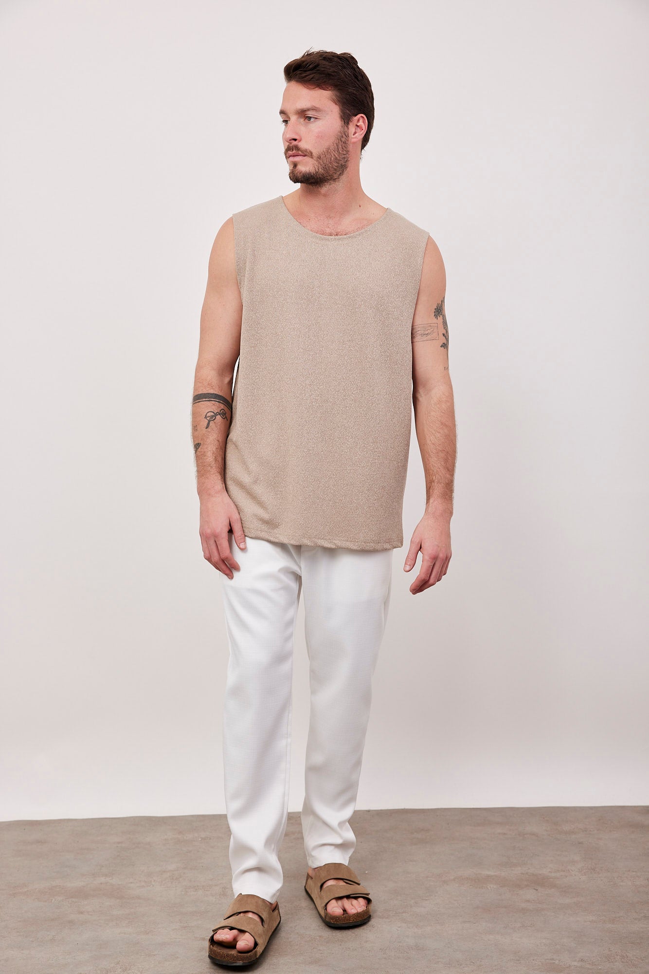 גופייה בטקסטורה עם כתפיות רחבו