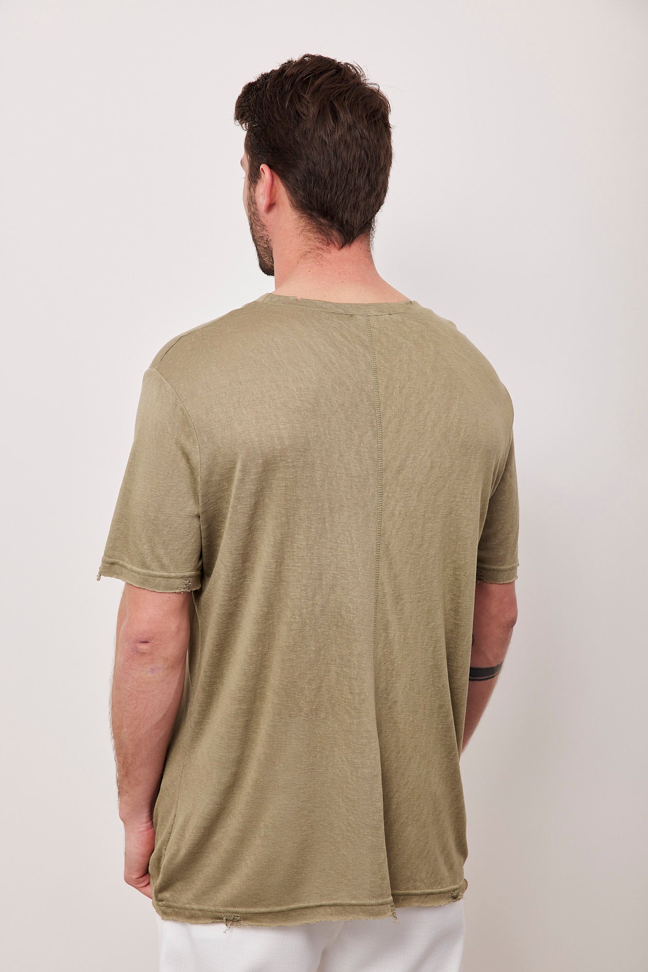 טי-שרט בשילוב קרעים